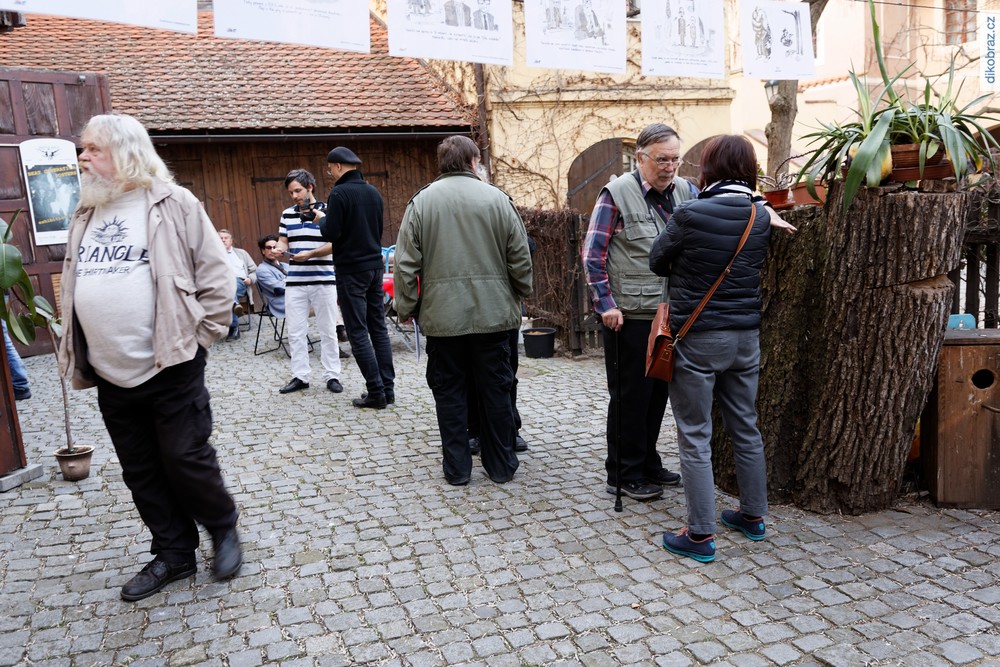 Lidé na výstavě Kresleného Vtipu